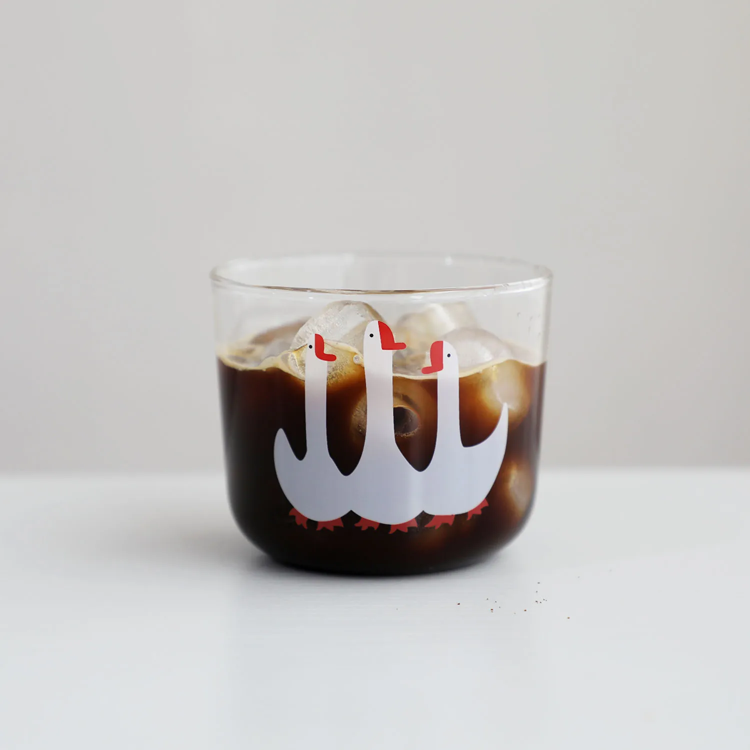 მინის ყავის ჭიქა გედის  პრინტით - Image 5