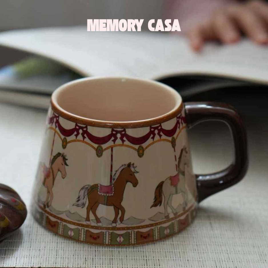 იკული კარუსელის შთაგონებით შექმნილი რეტრო სტილის კერამჭიქა თანამედროვე ელემენტებით და მტვერგაუმტარი  თავსახურით. - Image 2