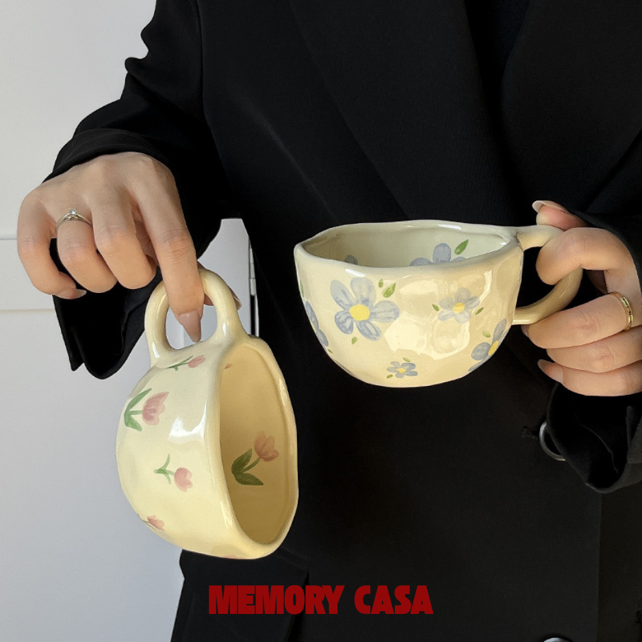 ყვითელი კერამიკული ჭიქა, ხელით მოხატული ყვავილოვანი დიზაინით. - Image 3