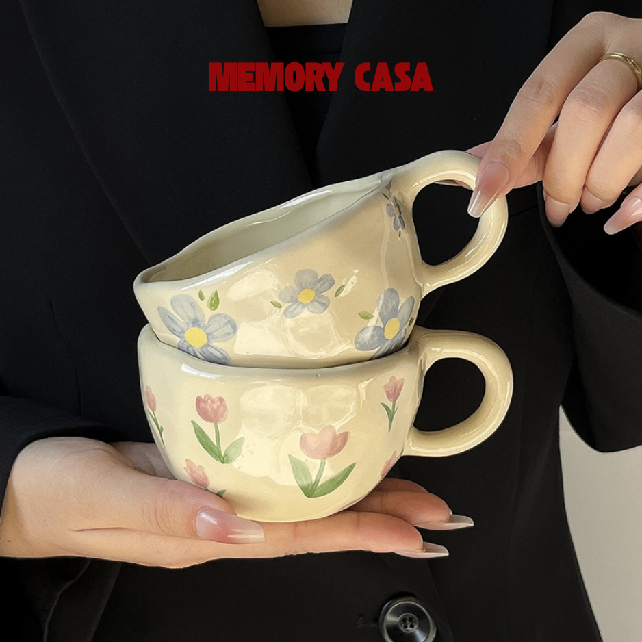 ყვითელი კერამიკული ჭიქა, ხელით მოხატული ყვავილოვანი დიზაინით. - Image 4